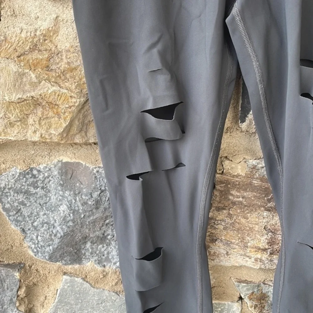 Alo Yoga High-Waist Ripped Warrior Legging in ‘Anthracite’ Gray Size Small